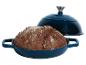 Blauer Gusseisen-Brottopf mit Deckel und einem braunen Brot