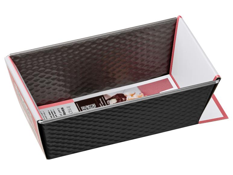 Eine schwarze Brotbackform mit gemusterter Oberfläche und einem Rezeptetikett innen.