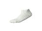 Weißer kurzer Sportsocken auf weißem Hintergrund.