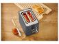 Grauer Toaster mit Toast und Marmelade auf einem Holzbrett.