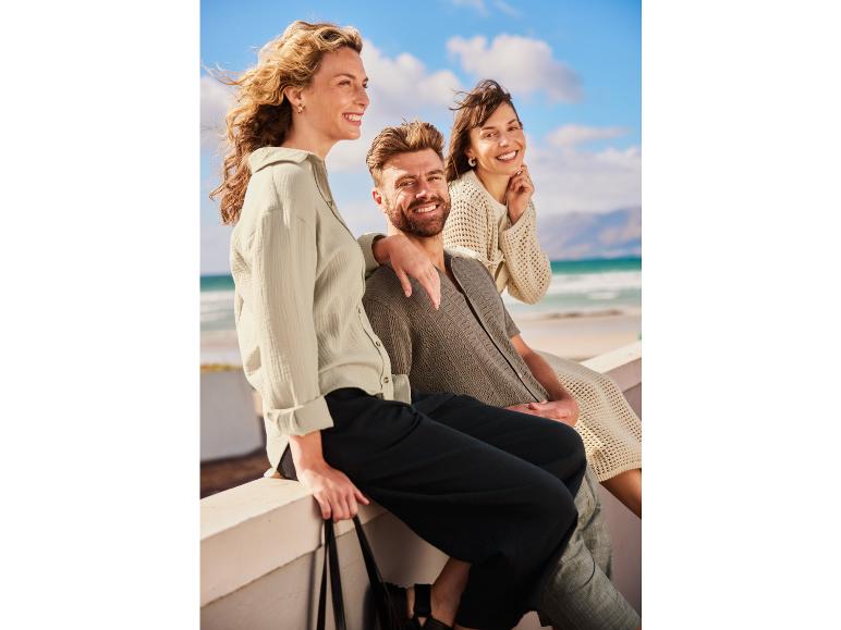 Frühlings-/Sommermode: Blusen, weite Hosen und Strickpullover.