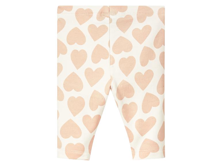 Weiße Leggings mit rosafarbenem Herzchenmuster.