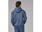 Mann in blauem Kapuzenpullover und passender Hose, von hinten gesehen.