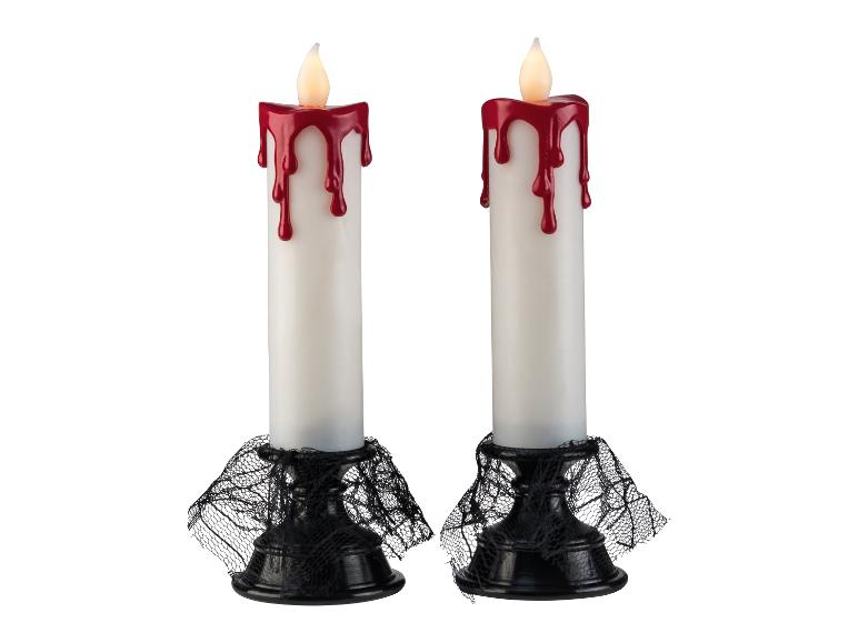 Zwei Halloween-LED-Kerzen mit rotem Tropfwachs und schwarzen Spitzensockeln.