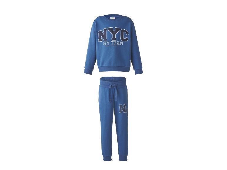 Blauer Trainingsanzug mit Sweatshirt und Hose, bedruckt mit „NYC MY TEAM“.