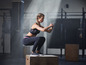 Eine Frau macht Box Jumps im Fitnessstudio.