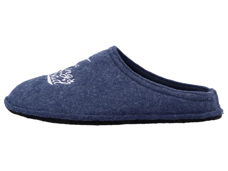 Blaue Filzpantoffeln mit weißen Details.
