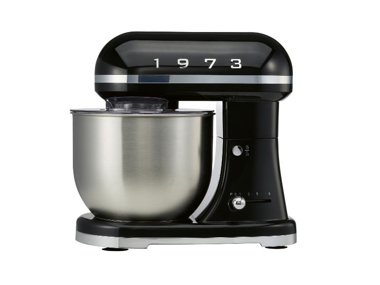 Schwarze Küchenmaschine mit Edelstahlschüssel und der Aufschrift „1973“