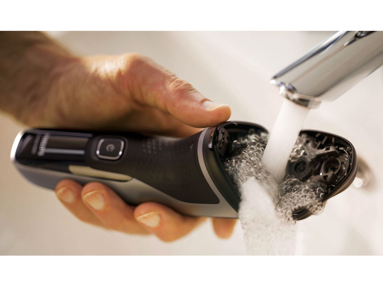 Ein Philips Rasierer wird unter dem Wasserhahn gereinigt.