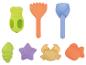 Buntes Strandspielzeug: grünes Nilpferd-Sandsieb, orangefarbener Rechen, blaue Schaufel und Sandformen