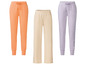 Drei verschiedene Jogginghosen in Pastellfarben.