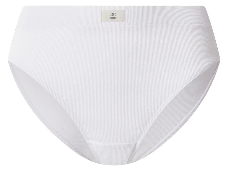 Weißer, gerippter Damenslip mit dem Schriftzug „LOVE COTTON“