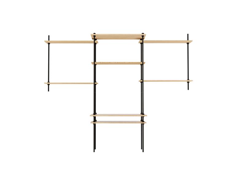 Modernes Wandregal mit Holzablagen und schwarzen Metallstützen.