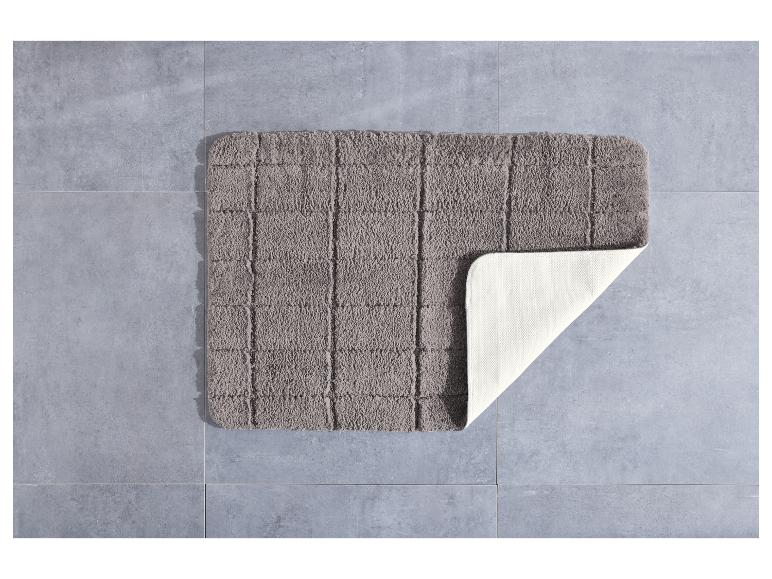 Grauer Badezimmerteppich mit Karomuster.