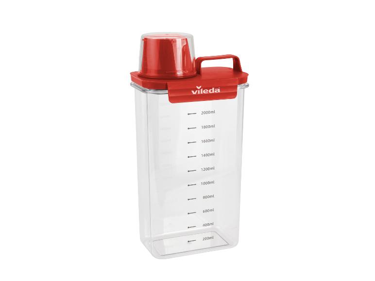 Transparenter Messbehälter mit rotem Deckel und Griff, mit Volumenmarkierungen bis 2000 ml.