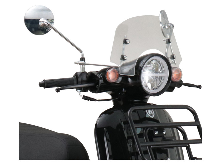 Ein schwarzer Roller mit Windschutzscheibe, Scheinwerfer und Gepäckträger.