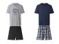 Zwei Herren-Pyjama-Sets: ein graues T-Shirt mit Aufdruck und schwarze Shorts, ein marineblaues T-Shirt und karierte Shorts.