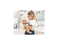 BAYER DESIGN Piccolina Magic Tears Puppe im Bären-Outfit wird von einem Kind mit Fläschchen gefüttert