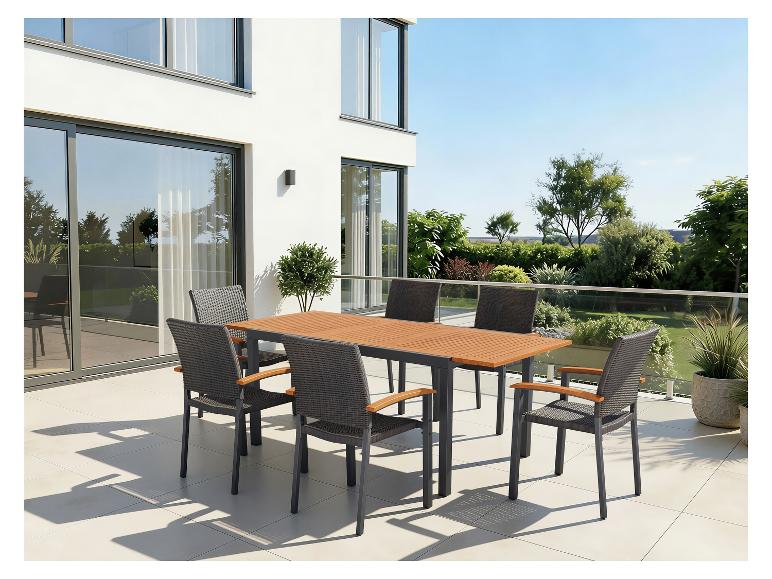 Gartenmöbel-Set: Tisch mit Holzplatte und sechs Stühle auf einer Terrasse.