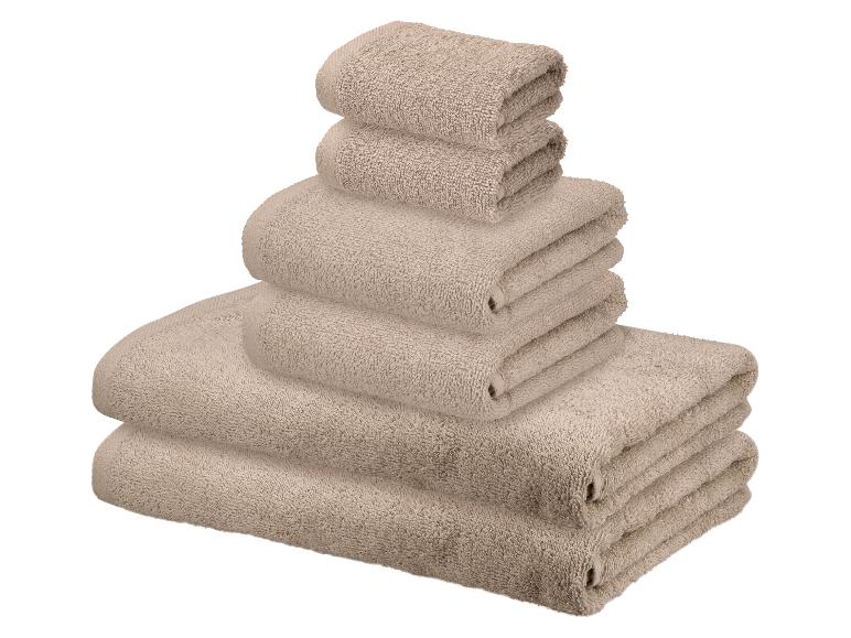 Stapel beiger Handtücher in verschiedenen Größen.