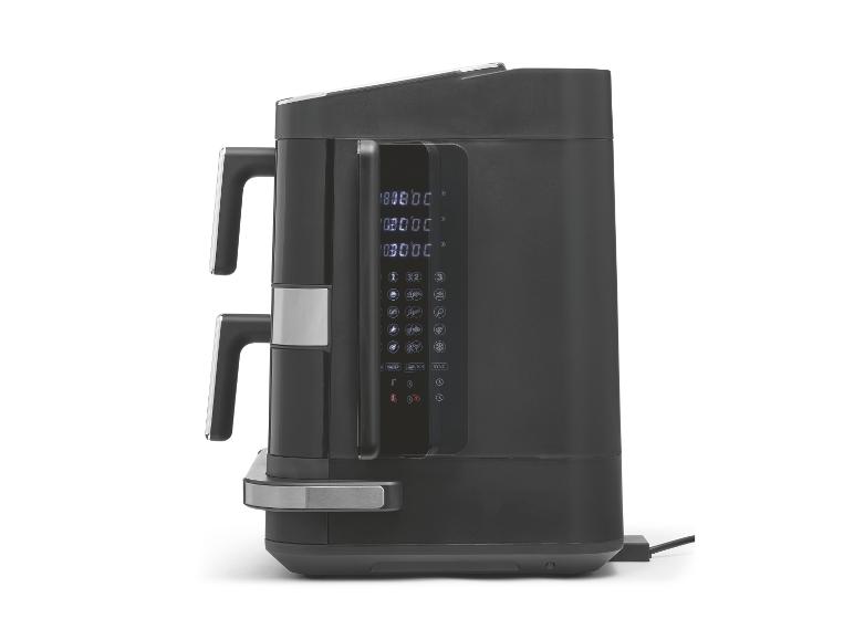 Schwarze Heißluftfritteuse mit zwei Körben und digitalem Display auf weißem Hintergrund.