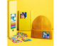 LEGO® DOTS Charms, eine gelbe Mütze und ein Notizbuch.
