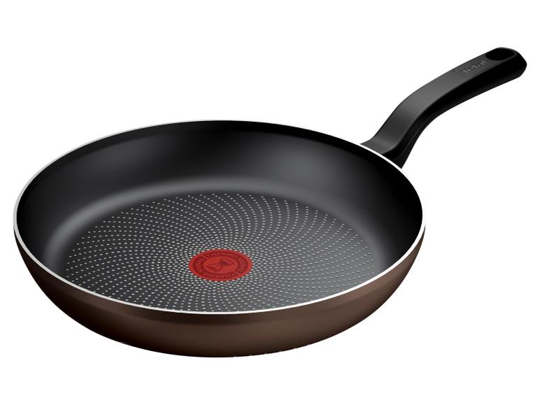 Tefal Bratpfanne mit schwarzer Innenseite und brauner Außenseite, mit rotem Thermo-Signal Indikator.