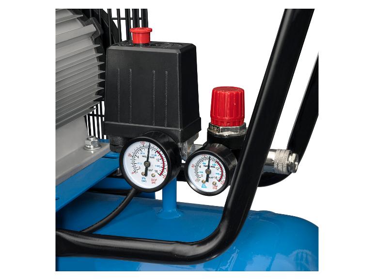 Manometer und roter Druckregler an einem blauen Luftkompressor.