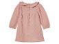 Rosa Babykleid mit Rüschenkragen aus Musselin.