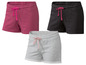 Drei Shorts in Rosa, Grau und Schwarz.