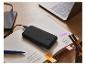Tronic Powerbank, Smartphone und Laptop auf einem Schreibtisch.