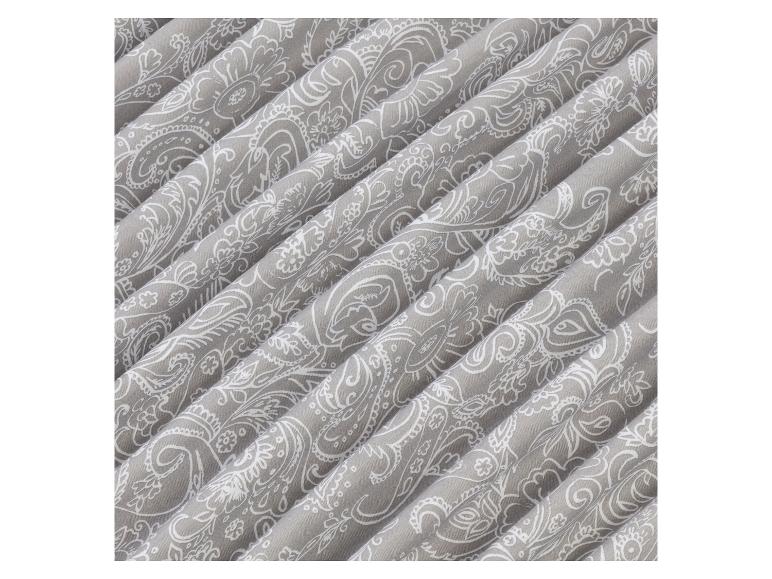Grauer Stoff mit weißem Paisley-Muster.