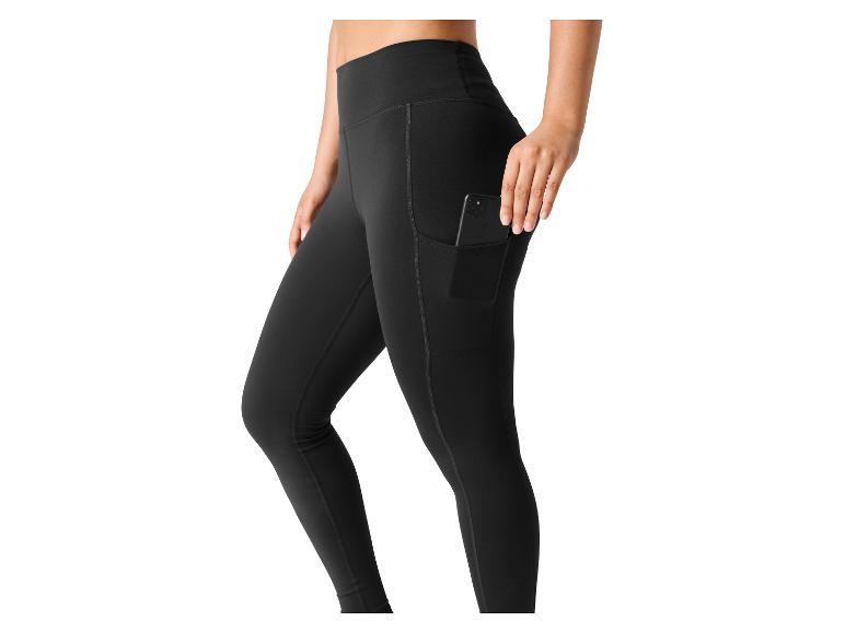 Frau in schwarzen Leggings mit Handytasche.