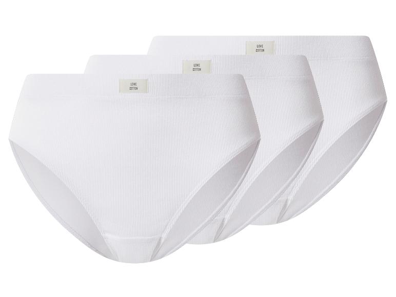Drei weiße Damenunterhosen mit gerippter Textur und dem Schriftzug „LOVE COTTON“ am Bund.
