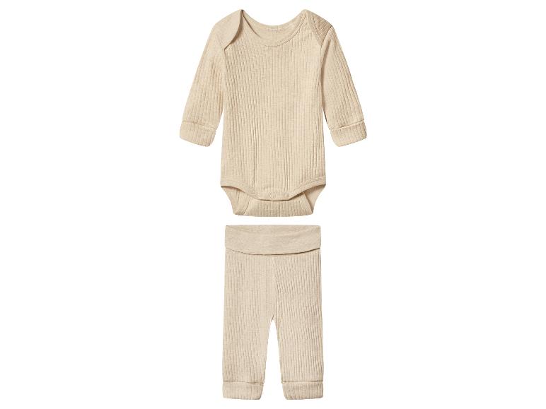Beiger gerippter Baby-Body und Hose.