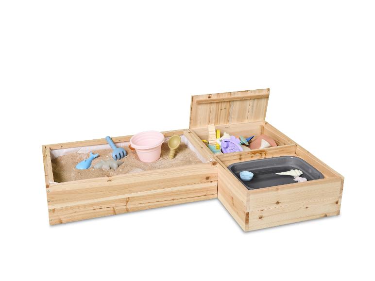 Holzsandkasten mit Sandspielzeug und Wasserwanne