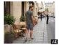 Mann in ESMARA MEN Herren Sweatdenim-Shorts beim Spaziergang in einer Stadtstraße. [KI-generiertes Bild]