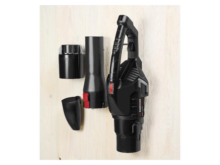 Schwarzer Parkside Akku-Gebläse mit drei Aufsätzen auf hellem Holzhintergrund.