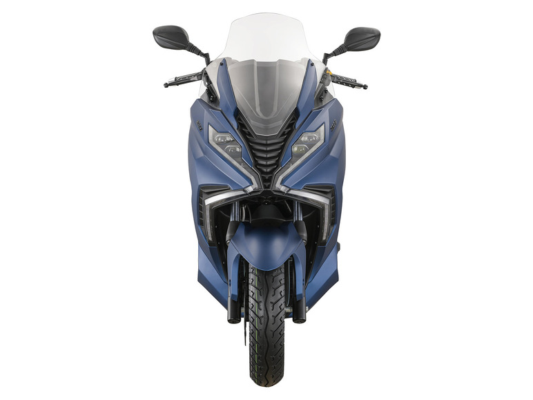 Ein blauer Roller mit Windschutzscheibe.