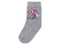 Graue Socke mit Regenbogen-Einhorn-Motiv.
