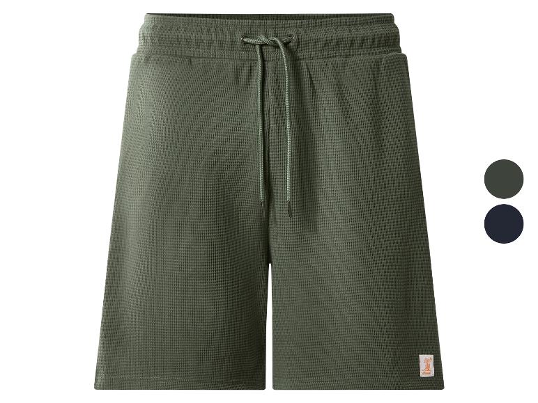 Grüne Waffel-Shorts mit Kordelzug, mit dunkelgrünen und marineblauen Farbmustern.