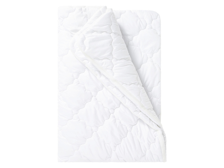 Weiße Bettdecke mit gestepptem Rautenmuster.