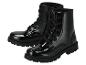 Schwarze, glänzende Schnürstiefel.