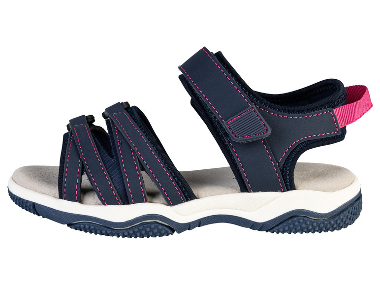 Blaue Sandalen mit rosa Details.