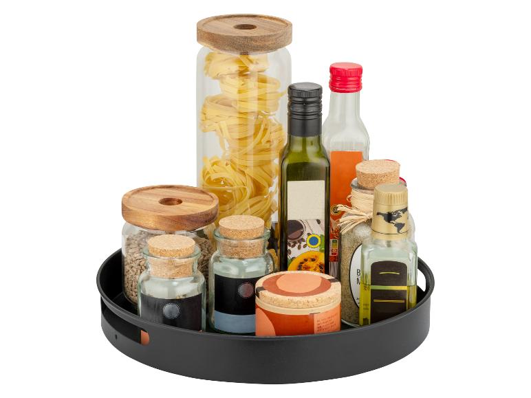 Nudeln, Öle und Gewürze auf einem schwarzen Drehtablett.