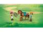 Zwei Spielfiguren mit Pferd und Reitausrüstung auf einer grünen Wiese