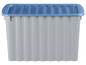 Eine graue Aufbewahrungsbox mit blauem Deckel.