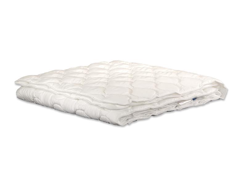 Weiße gesteppte Bettdecke, gefaltet, mit Rautenmuster