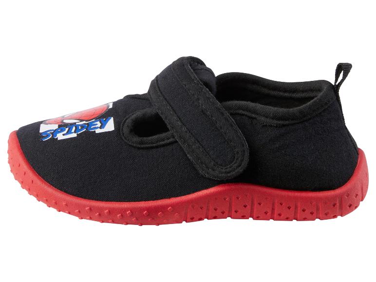 Schwarze Badeschuhe mit roter Sohle und Spiderman-Motiv.