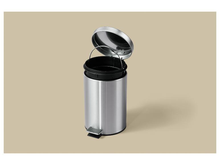 Edelstahl-Treteimer mit offenem Deckel und schwarzem Inneneimer.